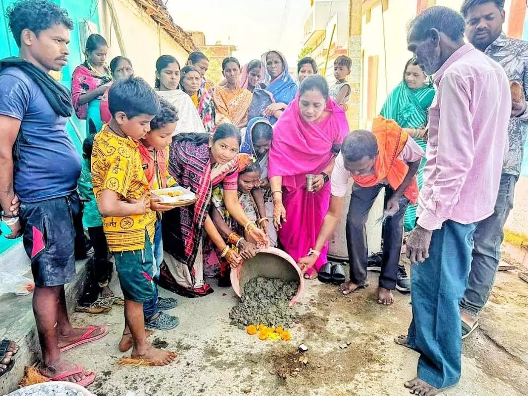 नयापारा के वार्ड 9 में सीसी रोड निर्माण के लिए नपाध्यक्ष राशि ने किया भूमिपूजन