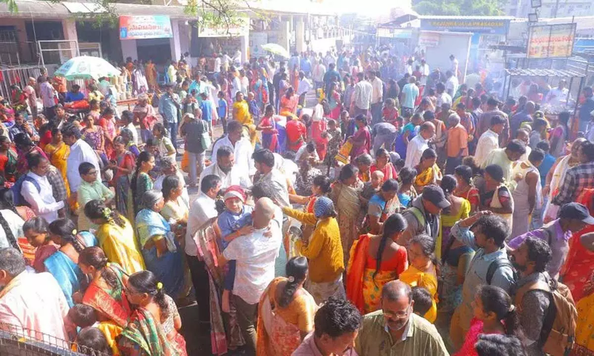 Vemulawada मंदिर में रविवार को देवताओं की भारी भीड़ उमड़ी