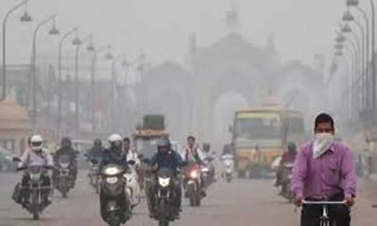 Pollution के चलते 10वीं और 12वीं कक्षा को छोड़कर स्कूलों में कक्षाएं निलंबित