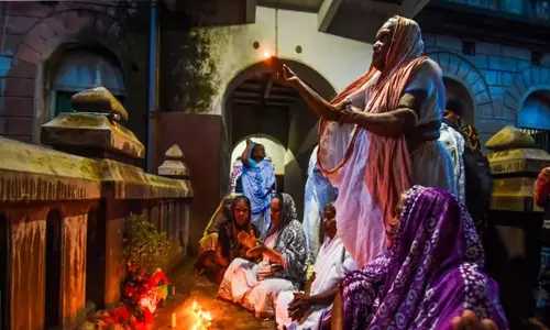 कार्तिक ब्रत के समापन पर हबीसयाली लोगों ने पुरी में पवित्र स्नान किया कार्तिक ब्रत के समापन पर हबीसयाली लोगों ने पुरी में पवित्र स्नान किया