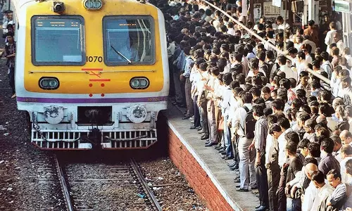 Thane : 43 वर्षीय पुलिस अधिकारी की लोकल ट्रेन से गिरकर मौत Thane : 43 वर्षीय पुलिस अधिकारी की लोकल ट्रेन से गिरकर मौत
