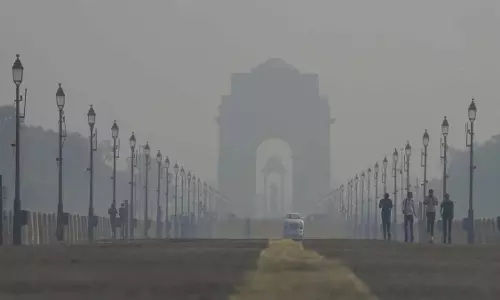 Delhi: दिल्ली में धुंध का कहर, AQI चौथे दिन भी गंभीर बना रहा