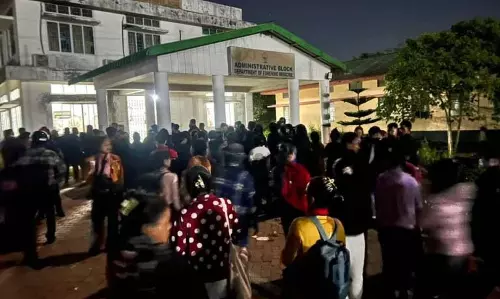 असम: उग्रवादियों के परिवार वालों ने SMCH के बाहर की झड़प असम: उग्रवादियों के परिवार वालों ने SMCH के बाहर की झड़प