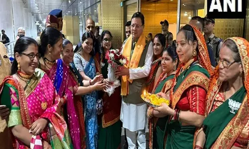मुंबई एयरपोर्ट पर प्रवासी उत्तराखंडियों ने CM Dhami का स्वागत किया मुंबई एयरपोर्ट पर प्रवासी उत्तराखंडियों ने CM Dhami का स्वागत किया