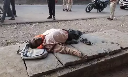 अधेड़ की लाश सड़क किनारे मिली, आसपास हड़कंप