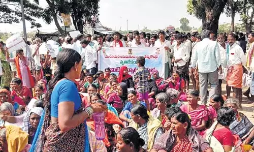 Andhra: कप्पात्राल्ला के ग्रामीणों ने यूरेनियम अन्वेषण रोकने के सरकार के फैसले का स्वागत किया Andhra: कप्पात्राल्ला के ग्रामीणों ने यूरेनियम अन्वेषण रोकने के सरकार के फैसले का स्वागत किया