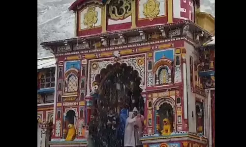बद्रीनाथ मंदिर के कपाट शीतकाल के लिए बंद बद्रीनाथ मंदिर के कपाट शीतकाल के लिए बंद