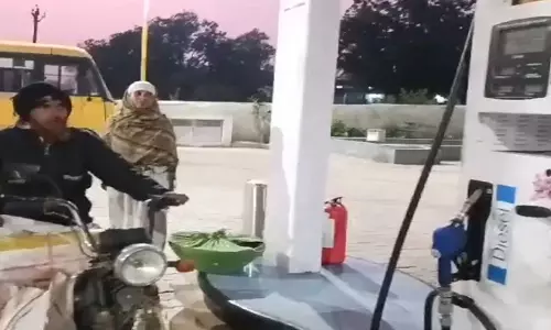 पेट्रोल पंप बंद होने से लोग परेशान, प्रशासन पर जताई नाराजगी