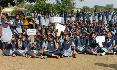 Telangana में छात्रों को परेशान करने के आरोप में बीसी वेलफेयर स्कूल के प्रिंसिपल को निलंबित किया