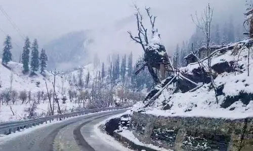 Jammu: गुलमर्ग में मौसम की पहली बर्फबारी, कश्मीर के मैदानों में बारिश