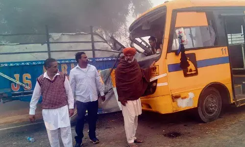 Haryana : घने कोहरे से जनजीवन अस्त-व्यस्त, लेकिन गेहूं उत्पादकों के लिए फायदेमंद Haryana : घने कोहरे से जनजीवन अस्त-व्यस्त, लेकिन गेहूं उत्पादकों के लिए फायदेमंद
