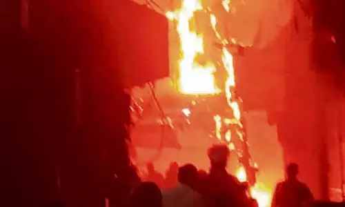 Haryana : यमुनानगर शहर में दो दुकानों में आग, बैग, जूते जलकर खाक Haryana : यमुनानगर शहर में दो दुकानों में आग, बैग, जूते जलकर खाक
