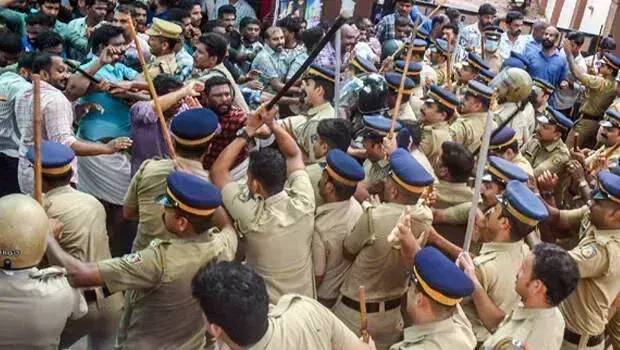 Chevayur सहकारी बैंक चुनाव में झड़प: कांग्रेस की हड़ताल से कोझिकोड में गतिरोध Chevayur सहकारी बैंक चुनाव में झड़प: कांग्रेस की हड़ताल से कोझिकोड में गतिरोध