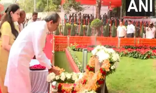 Uddhav Thackeray और उनकी पत्नी ने बालासाहेब ठाकरे को उनकी पुण्यतिथि पर श्रद्धांजलि दी