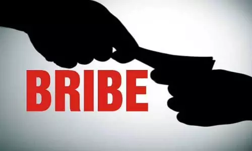 Assam : हैलाकांडी में रिश्वत लेते पकड़ा गया सहायक उपनिरीक्षक, गिरफ्तार Assam : हैलाकांडी में रिश्वत लेते पकड़ा गया सहायक उपनिरीक्षक, गिरफ्तार