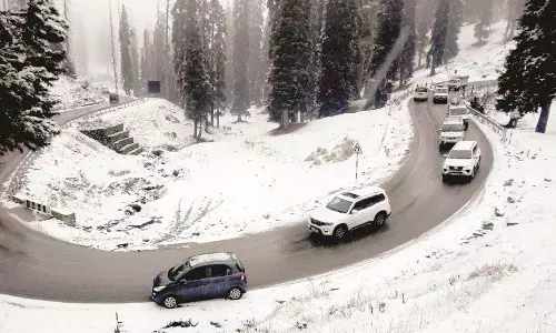 J&K: गुलमर्ग में ताजा बर्फबारी, पर्यटकों की आमद बढ़ी