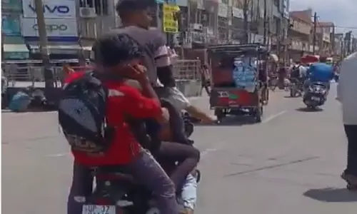 Dehradun: एक ही बाइक में सवार थे पांच युवक, पुलिस ने सिखाया सबक