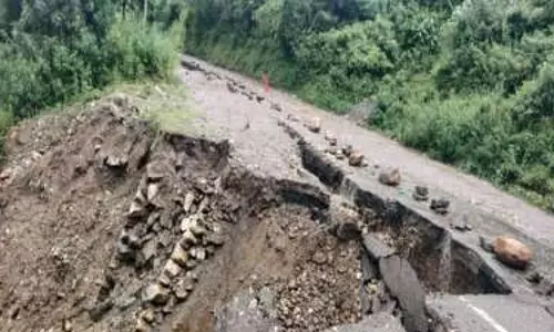 Nainital:  भूस्खलन के चलते यातायात ठप, रूट किया डायवर्ट