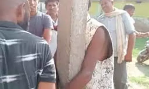 Faridabad: नशे में धुत युवक की खंभे से बांधकर की पिटाई Faridabad: नशे में धुत युवक की खंभे से बांधकर की पिटाई