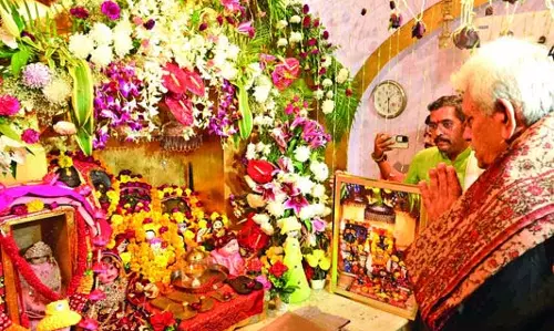 Jammu: सिन्हा ने बाबा जित्तो को नमन किया, किसानों से बातचीत की