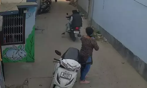 स्कूल के पास चेन स्नेचिंग, महिला के गले से चेन छीनकर भागे बदमाश
