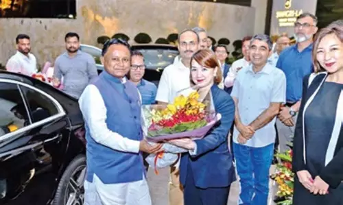 मेक-इन-ओडिशा संदेश के साथ CM Majhi सिंगापुर पहुंचे