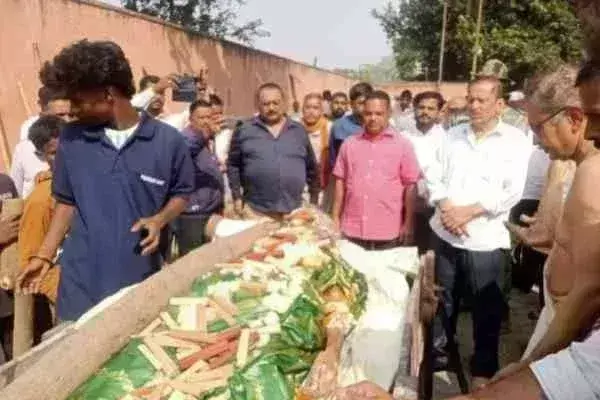 Adityapur: पूर्व विधायक अरविंद सिंह की मां के अंतिम संस्कार में जुटे शहर के गणमान्य