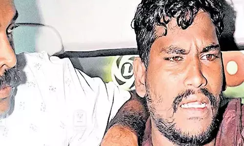Kerala : पुलिस ने कुंदनूर में हिरासत से भागे कुरुवा गिरोह के संदिग्ध सदस्य को पकड़ा Kerala : पुलिस ने कुंदनूर में हिरासत से भागे कुरुवा गिरोह के संदिग्ध सदस्य को पकड़ा