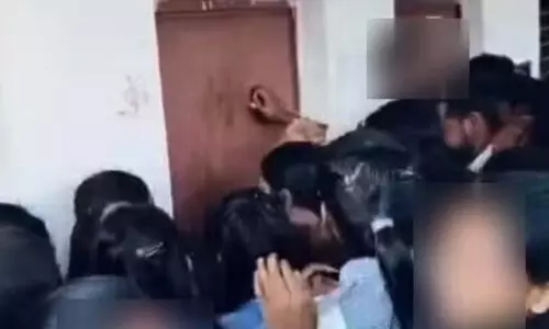 कॉलेज के गर्ल्‍स टॉयलेट में हिडन कैमरा मिलने के बाद हड़कंप, संदिग्‍ध से पूछताछ जारी