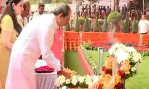 Uddhav Thackeray और उनकी पत्नी ने बालासाहेब ठाकरे को उनकी पुण्यतिथि पर श्रद्धांजलि दी