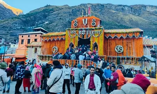 Badrinath Dham के कपाट बंद होने से पहले श्रद्धालुओं की भीड़ उमड़ी Badrinath Dham के कपाट बंद होने से पहले श्रद्धालुओं की भीड़ उमड़ी