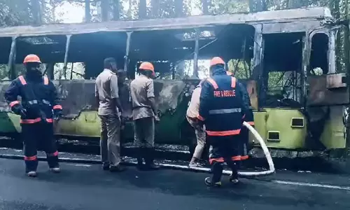 केरल: पंपा में KSRTC की बस में लगी आग, बस पूरी तरह जल गई