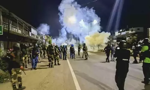 Manipur : हिंसा में ताजा वृद्धि के बीच भीड़ ने मुख्यमंत्री के आवास पर हमला किया Manipur : हिंसा में ताजा वृद्धि के बीच भीड़ ने मुख्यमंत्री के आवास पर हमला किया