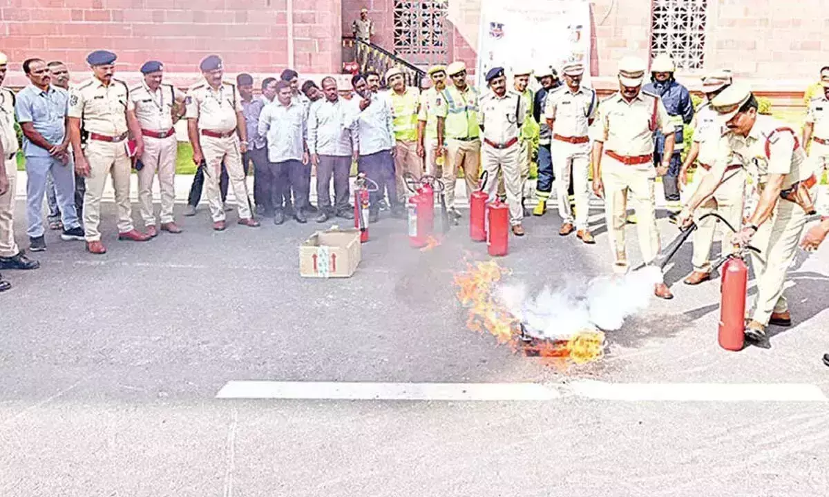 Telangana: सचिवालय में अग्नि सुरक्षा अभ्यास आयोजित Telangana: सचिवालय में अग्नि सुरक्षा अभ्यास आयोजित