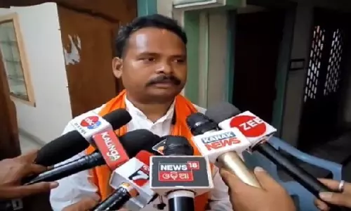 Rayagada में राजनेता पर कार्यालय में हमला, बाल-बाल बची जान Rayagada में राजनेता पर कार्यालय में हमला, बाल-बाल बची जान