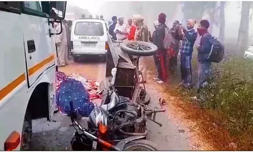 Phagwara के निकट सड़क दुर्घटना में तीन लोगों की मौत, दो घायल Phagwara के निकट सड़क दुर्घटना में तीन लोगों की मौत, दो घायल