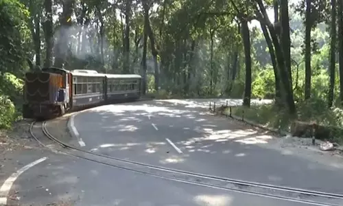 Darjeeling हिमालयन रेलवे ने चार महीने तक बंद रहने के बाद टॉय ट्रेन सेवा फिर से शुरू की