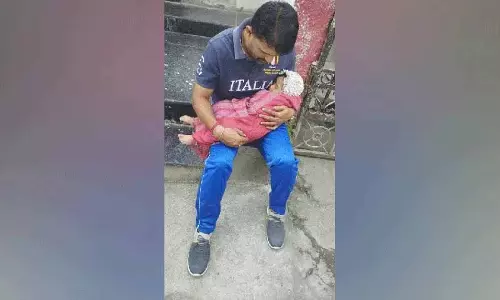 मां दे रही परीक्षा,  पिता बच्चे को लेकर परीक्षा केंद्र के बाहर कर रहा इंतजार