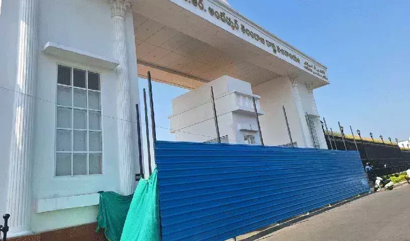 Telangana सचिवालय में बाहुबली का मुख्य द्वार हटाया गया Telangana सचिवालय में बाहुबली का मुख्य द्वार हटाया गया