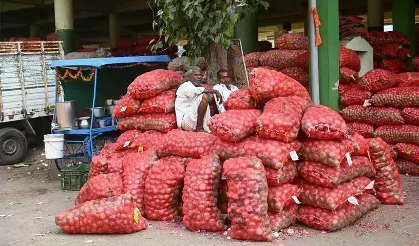 Onion की कीमतें 80 रुपये प्रति किलोग्राम तक पहुंचीं, बिक्री और खपत रुकी