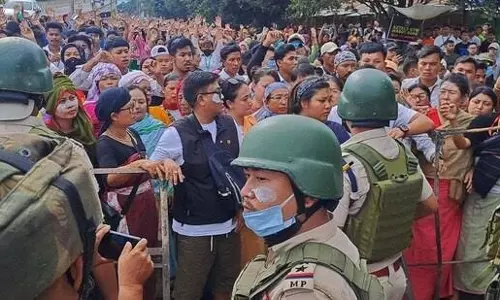 Manipur Govt: आंदोलन के बीच इंटरनेट सेवा बंद की, कर्फ्यू लगाया