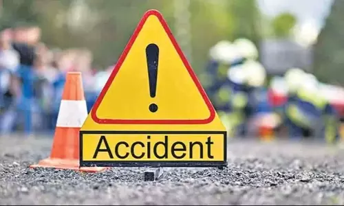 Gujarat: बाइक सवार को बचाने की ड्राइवर की कोशिश नाकाम, दो लोगों की मौत