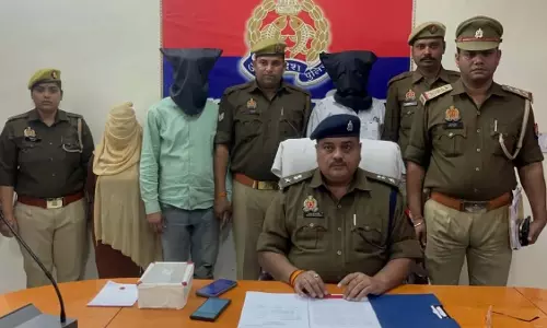 BREAKING: हनीट्रैप गिरोह का पर्दाफाश, महिला समेत तीन गिरफ्तार BREAKING: हनीट्रैप गिरोह का पर्दाफाश, महिला समेत तीन गिरफ्तार