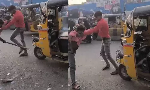 Charminar के पास ऑटो चालकों के बीच झगड़े से यातायात बाधित Charminar के पास ऑटो चालकों के बीच झगड़े से यातायात बाधित