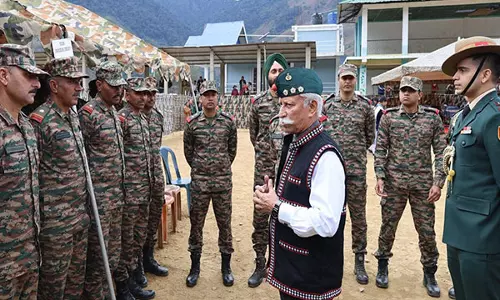 राज्यपाल ने LAC के पास सैनिकों से बातचीत की, जीवंत सीमावर्ती गांव मोनीगोंग का दौरा किया