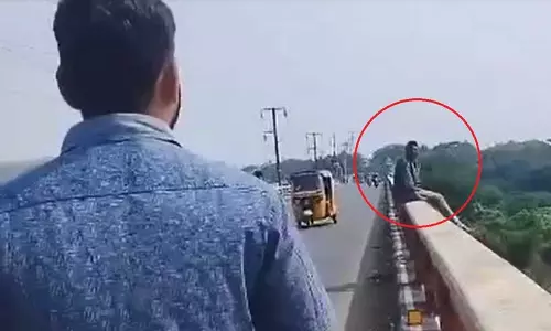 Kothagudem के दो पत्रकारों की समय पर प्रतिक्रिया से व्यक्ति की बची जान Kothagudem के दो पत्रकारों की समय पर प्रतिक्रिया से व्यक्ति की बची जान