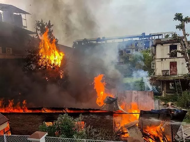 मणिपुर : जिरीबाम में भीड़ ने राजनीतिक दलों के कार्यालय जलाए, इंफाल में फ्लैग मार्च