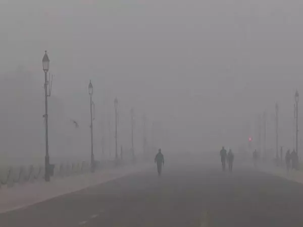 Delhi Air Pollution: AQI गंभीर प्लस स्तर पर पहुंचा, कालिंदी कुंज में यमुना नदी पर जहरीला झाग तैरता दिखा