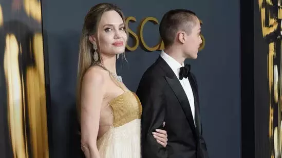 Angelina Jolie,बेटे नॉक्स ने गवर्नर्स अवार्ड्स में युवा ब्रैड पित्त की भूमिका निभाई