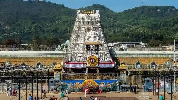 Tirupati में उमड़ी भक्तों की भीड़: लोगों ने सेवन माउंटेन का किया दौरा ?